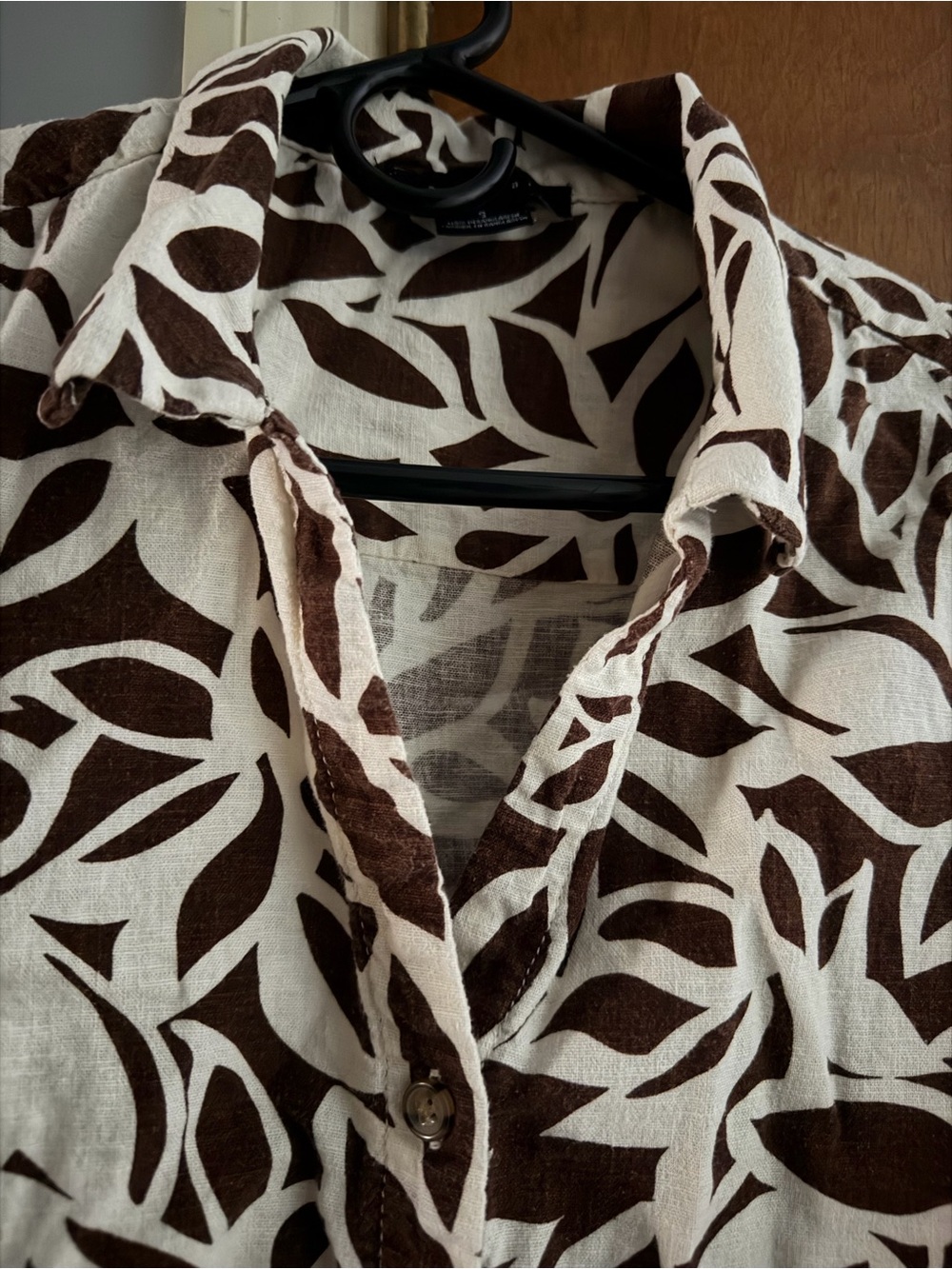 Sanctuary Brown and White Leaf-Print Button-Down Top with Tie Bottom NWOT - Picture 2 of 5